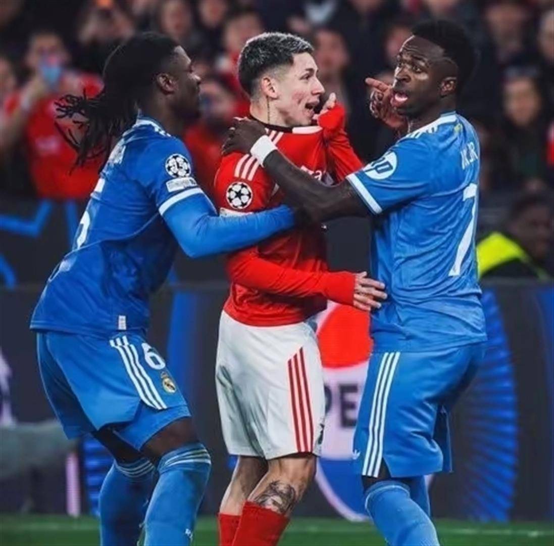 这也行？上海海港国际比赛日主帅复盘埃因霍温今晚战术微调，转折点本菲卡回应争议的简单介绍